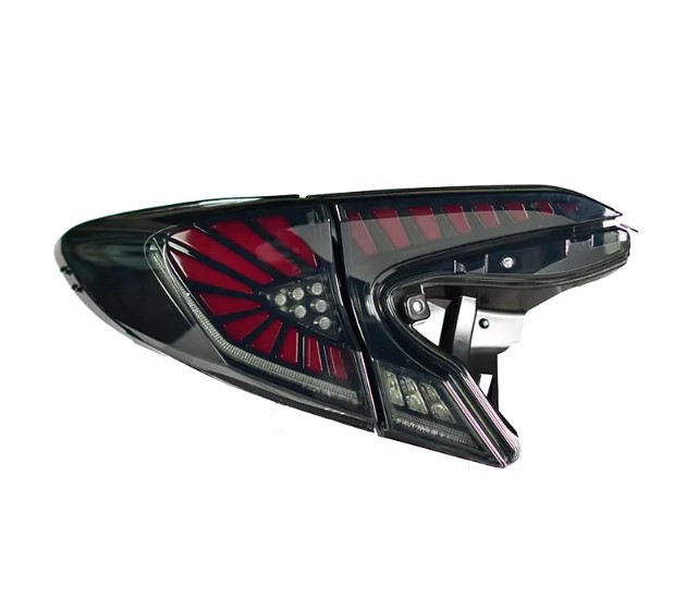 ¿Son seguras las luces traseras oscuras en condiciones nocturnas y lluviosas?